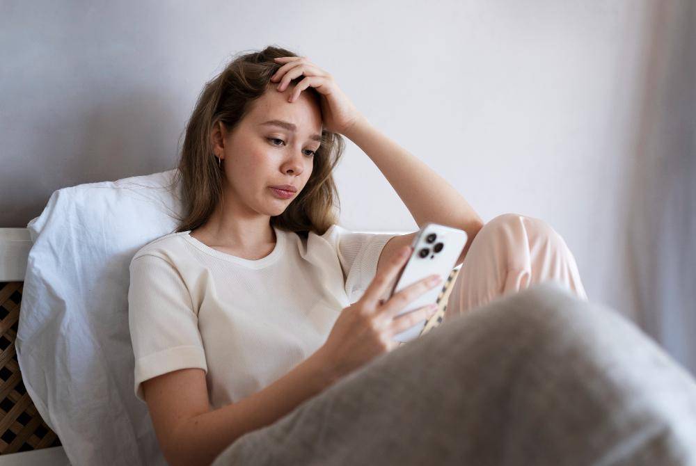 ilustrasi perempuan menggunakan handphone (freepik.com/freepik)
